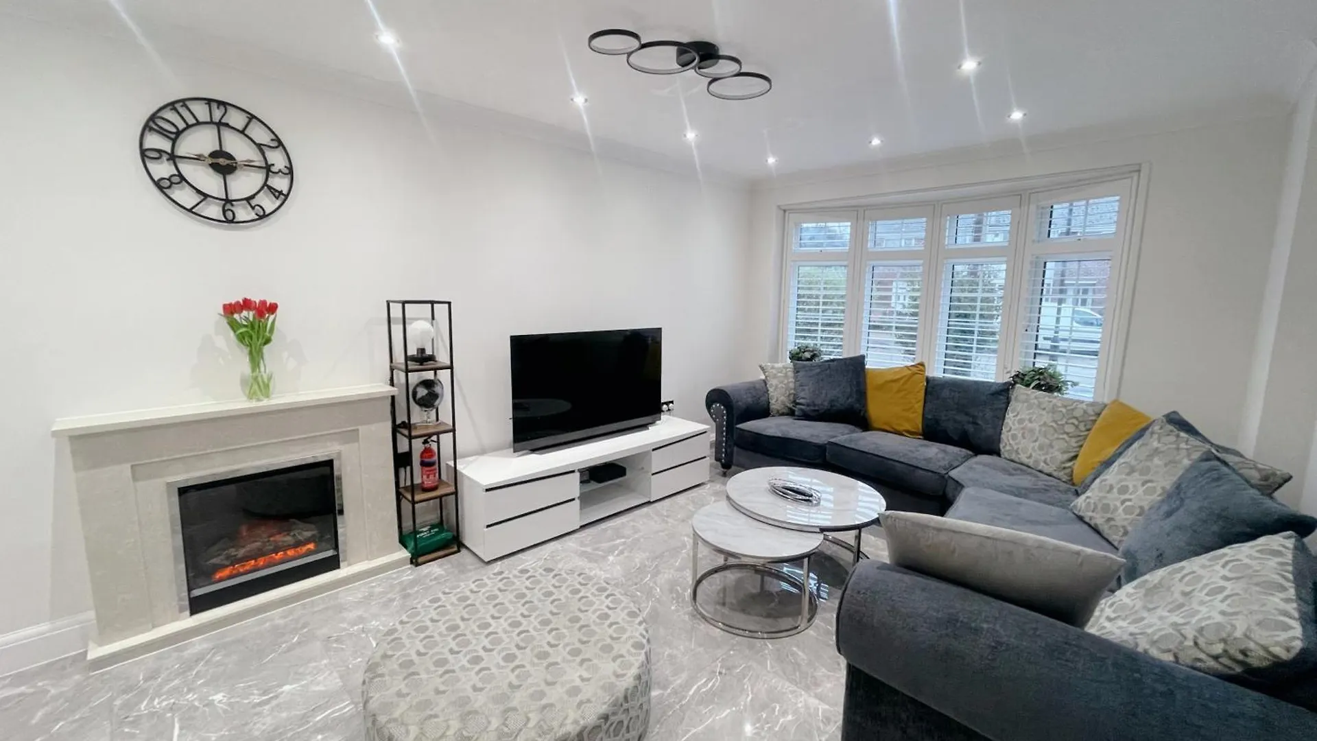 Home Near London Heathrow, Slough,Windsor,Legoland Colnbrook 0*,