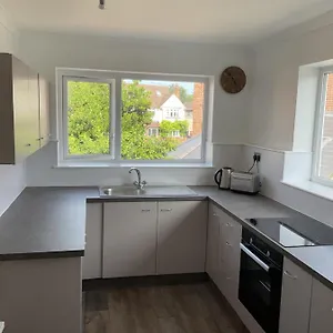 Large 2-bedroom Maisonette With Free Parking Twickenham